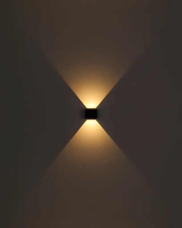 Veronika Noir lampe d’extérieur De Globo Lighting - Med sin halvcirkelformade design i matt svart pressgjuten&nbsp;aluminium ger den ett elegant intryck samtidigt som den &auml;r v&auml;dert&aring;lig.