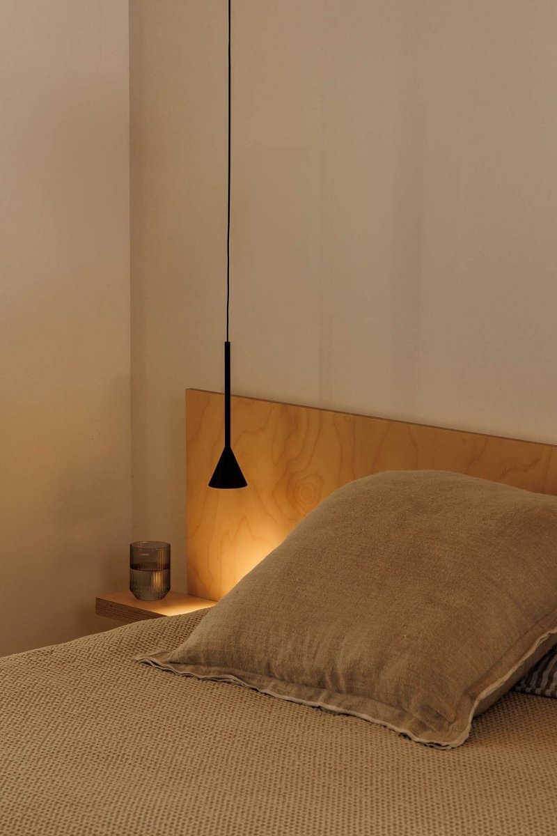 Anna Ø7 Noir suspension De Faro Barcelona - Son design &eacute;l&eacute;gant la rend id&eacute;ale pour mettre en valeur des zones ou des d&eacute;tails pr&eacute;cis d'une pi&egrave;ce&nbsp;: parfaite au-dessus des meubles de cuisine, des tables, ou comme &eacute;clairage d'appoint dans les salons et les couloirs.