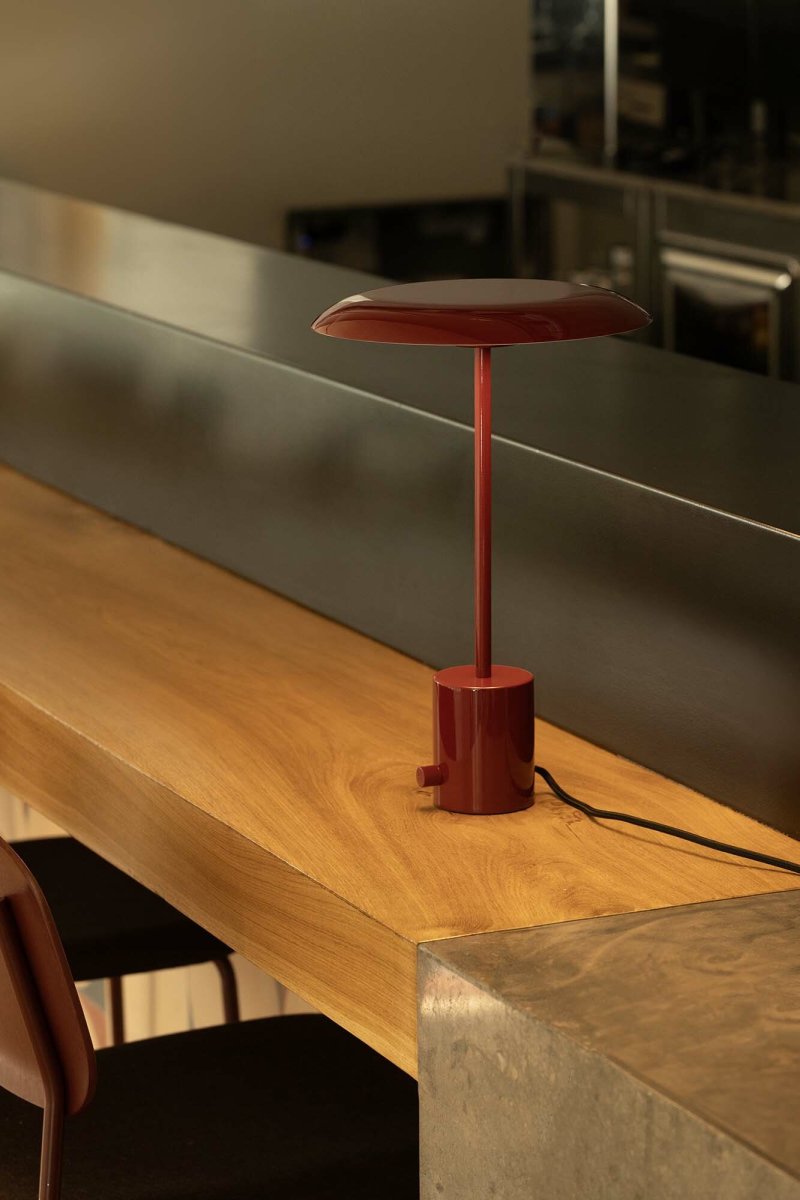 Hoshi 40cm Bourgogne lampe de table De Faro Barcelona - Hoshi est une lampe design &agrave; la silhouette &eacute;pur&eacute;e, dot&eacute;e d'une base robuste et d'une LED int&eacute;gr&eacute;e (12 W, 2700 K) qui diffuse une lumi&egrave;re chaude et agr&eacute;able.
