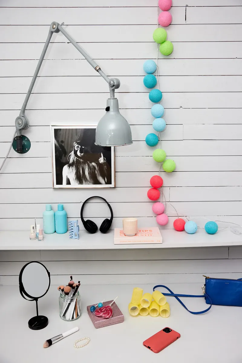 Irislights Neon 20-lights Multicolore De Irislights - Il suffit de placer les sph&egrave;res sur la guirlande dans l'ordre souhait&eacute; et de les utiliser comme &eacute;l&eacute;ment d&eacute;coratif &agrave; une fen&ecirc;tre ou comme &eacute;clairage d'ambiance dans un panier dans une chambre d'enfant.