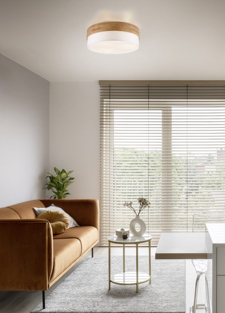 Seasons Ø50 Blanc plafonnier De Trio Lighting - Associ&eacute; &agrave; du bois clair, il cr&eacute;e une atmosph&egrave;re &eacute;l&eacute;gante et confortable, id&eacute;ale au-dessus d'une table &agrave; manger ou dans un salon.
