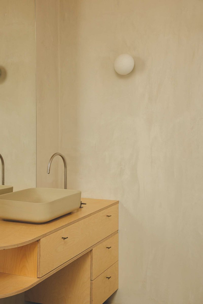 Nubo Ø12 Blanc lampe de salle de bain De Faro Barcelona - Nubo 120 est une applique murale blanche aux formes d&eacute;licatement incurv&eacute;es qui apporte une &eacute;l&eacute;gance subtile &agrave; n'importe quelle pi&egrave;ce.