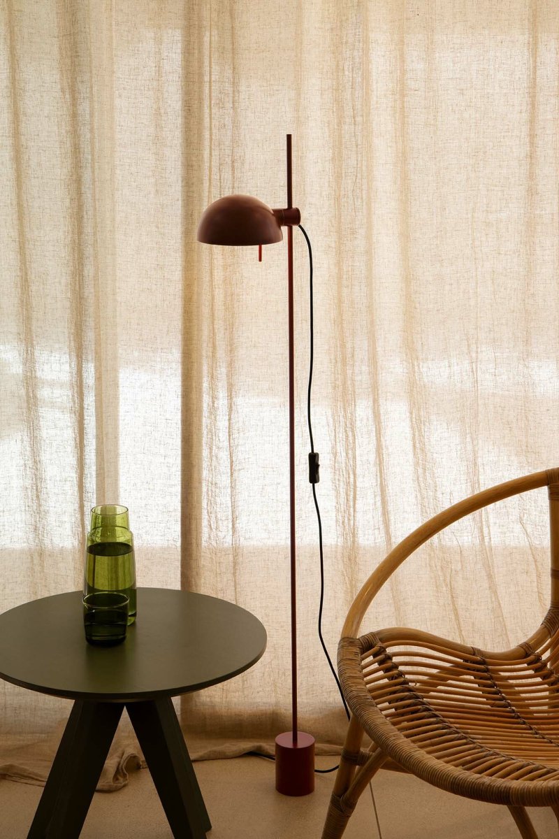 Matilda Bourgogne lampadaire De Faro Barcelona - Gr&acirc;ce &agrave; son abat-jour rotatif et &agrave; sa hauteur r&eacute;glable, il offre un &eacute;clairage flexible, id&eacute;al pour la lecture ou pour cr&eacute;er une ambiance chaleureuse.