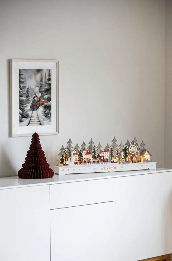 Village De Noël LED 25cm Multicolore De Konstsmide - Nous vous recommandons de le placer sur un bureau dans le couloir ou pr&egrave;s de la fen&ecirc;tre du salon.