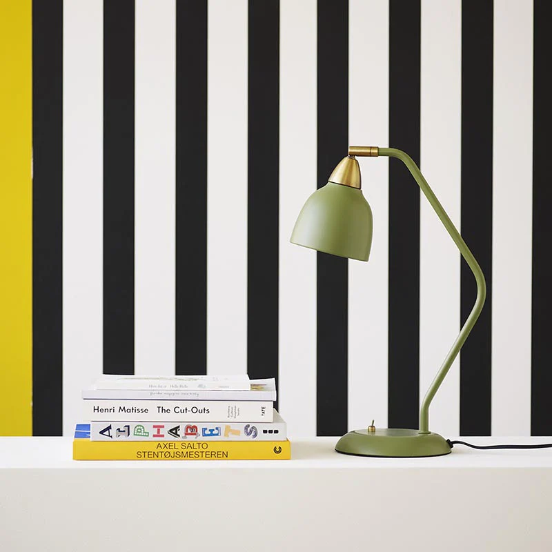 Urban 45cm Vert olive lampe de bureau De Superliving - Embellissez votre lieu de travail avec la lampe de bureau Urban en vert olive mat élégant avec des détails en laiton.
