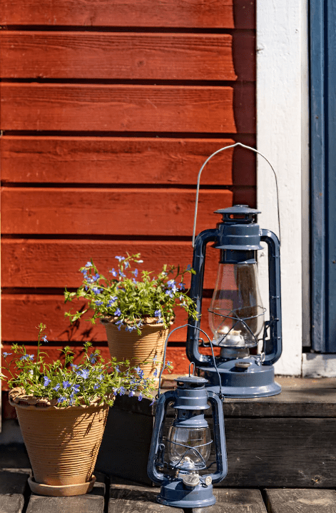 Storm Lantern big Bleu De Strömshaga - Une lanterne au design classique qui s'int&egrave;gre parfaitement dans le hangar &agrave; bateaux, dans la cabine ou sur la plage et assure un confort maximal.
