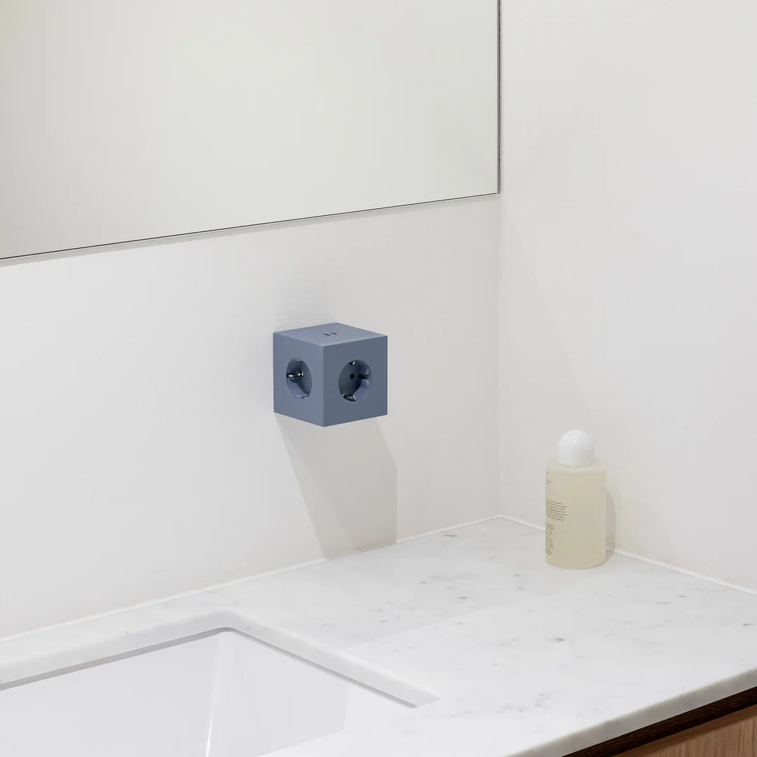 Square 2 Socket extender with 30W Dual USBC Bleu De Avolt - Rallonge de prise d'Avolt au design &eacute;l&eacute;gant avec un cube en plastique recycl&eacute; et une plaque magn&eacute;tique sur le fond pour l'accrocher au mur.