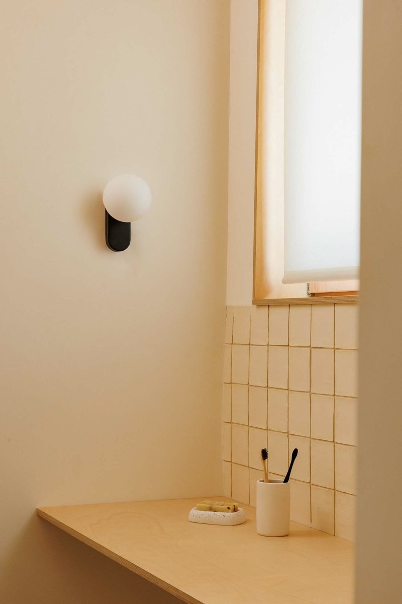 Mabe 16cm Noir lampe de salle de bain De Faro Barcelona - Grâce à son indice de protection IP44, elle résiste à l'humidité et est idéale pour les salles de bains.