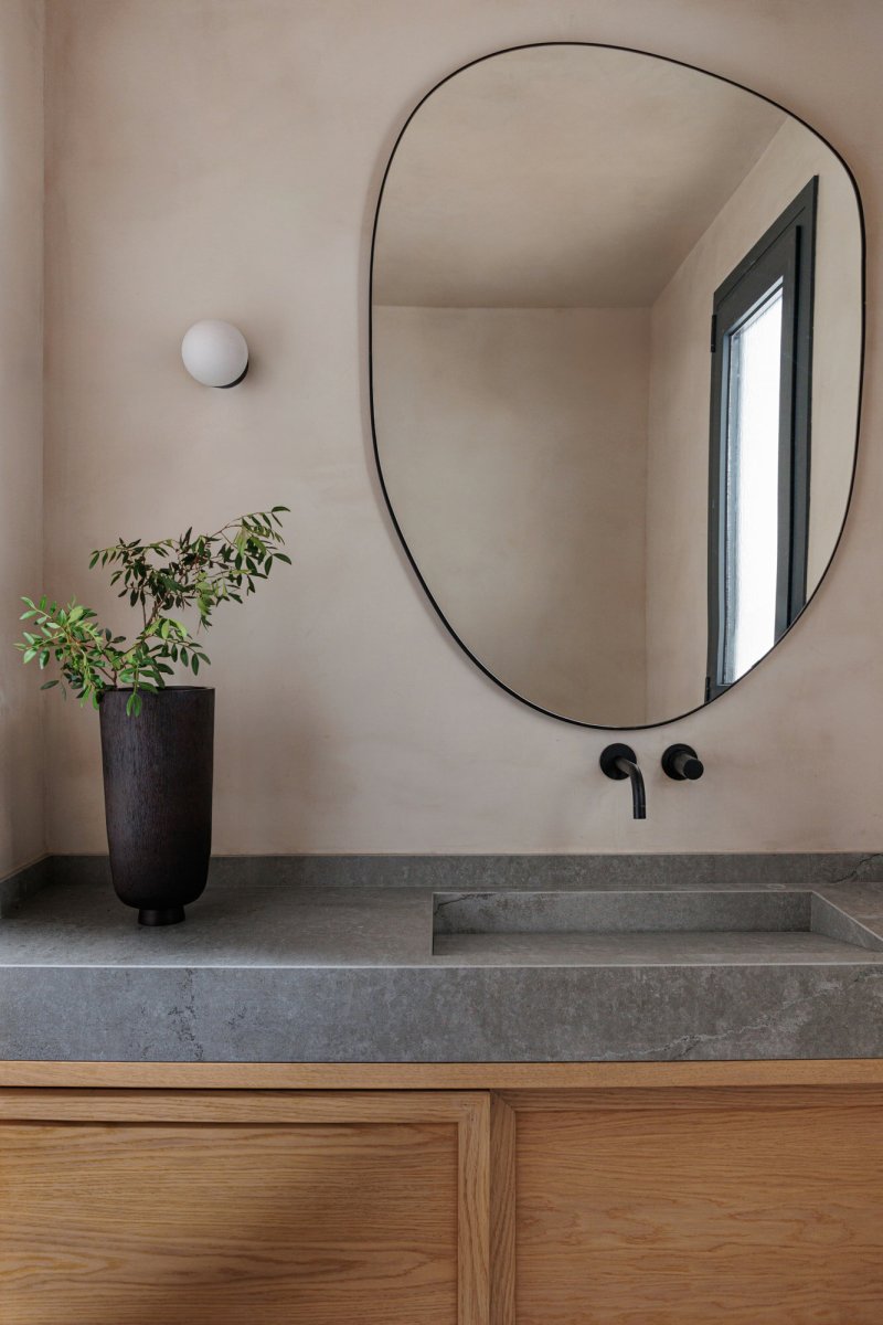 Ping Ø10 Blanc lampe de salle de bain De Faro Barcelona - Sa forme sph&eacute;rique diffuse une lumi&egrave;re douce et agr&eacute;able, cr&eacute;ant une atmosph&egrave;re agr&eacute;able.