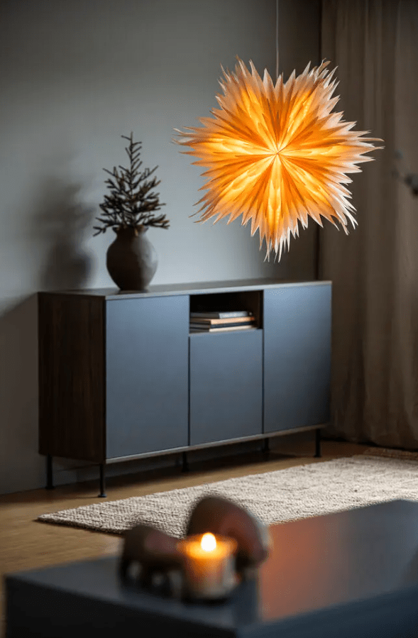 Étoile En Papier Ø60 Or De Konstsmide - Avec son design élégant et sa lumière douce, il crée une atmosphère de Noël calme et chaleureuse.