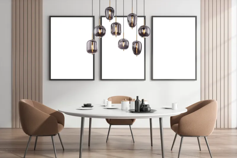 Blacky 102cm Laiton suspension De Globo Lighting - Den 102,5 cm l&aring;nga pendellampan har en rektangul&auml;r m&auml;ssingsf&auml;rgad metallplatta, fr&aring;n denna h&auml;nger &aring;tta svarta kablar med runda, r&ouml;kf&auml;rgade glasglober i olika former.