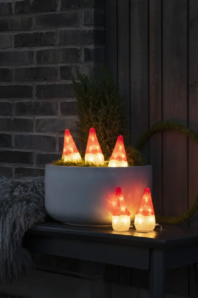 Pères Noël En Acrylique ROUGE De Konstsmide - L'ensemble se compose de 5 figurines avec un total de 40 lumi&egrave;res LED blanc chaud qui &eacute;mettent une lumi&egrave;re douce et invitante.