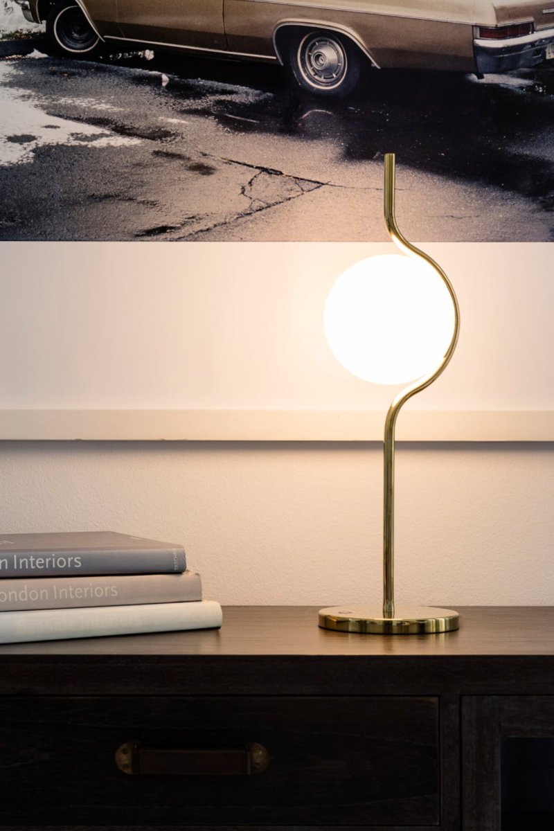 Le Vita 58cm Or lampe de table De Faro Barcelona - Cette lampe de table associe un abat-jour rond en verre &agrave; une structure m&eacute;tallique fine et &eacute;l&eacute;gante pour un look l&eacute;ger et moderne.