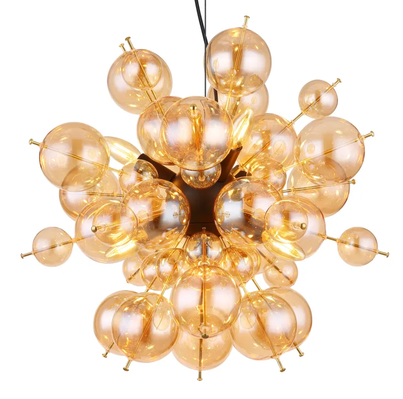 Udo Ø55 Ambre suspension De Globo Lighting - Lampans sk&auml;rm best&aring;r av vackra glasklot i en varm b&auml;rnstensf&auml;rg, vilket skapar en mjuk och inbjudande ljusst&auml;mning med ett bl&auml;ndfritt, harmoniskt sken.