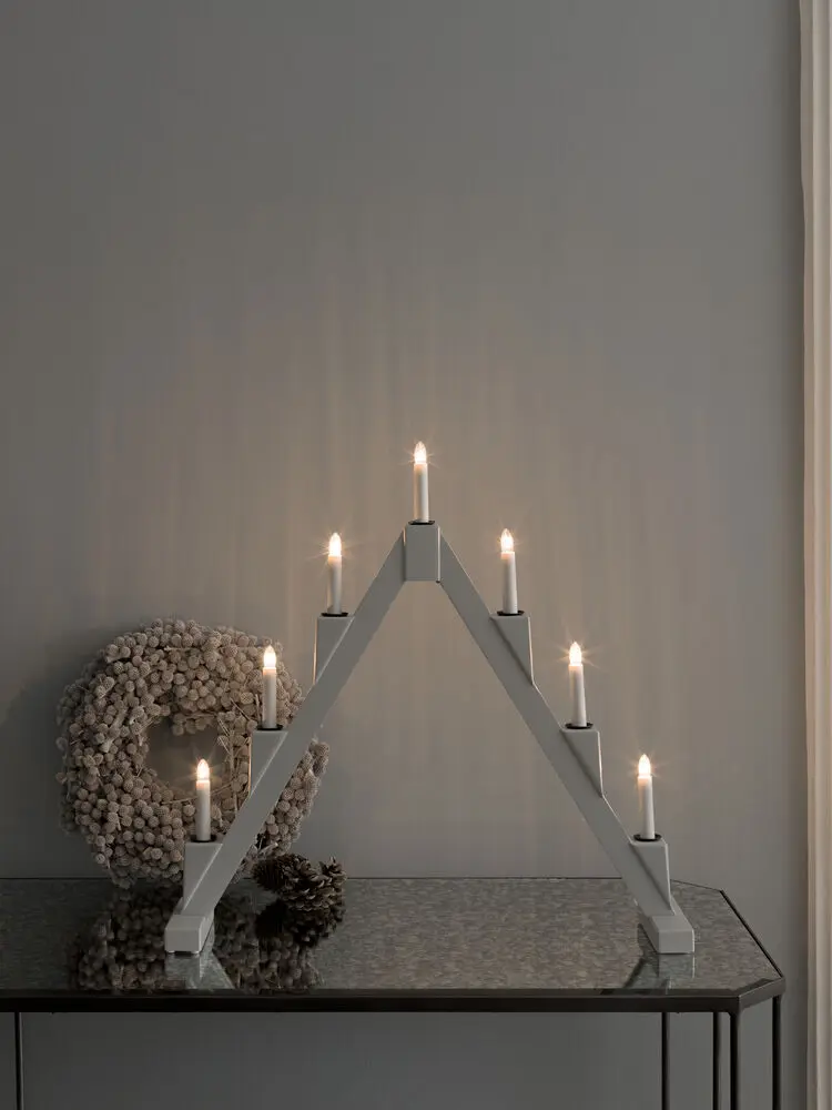Candelabra 7 Lights Gris De Konstsmide - Le design moderne cr&eacute;e une atmosph&egrave;re &eacute;l&eacute;gante et les ampoules &eacute;mettent une lumi&egrave;re chaleureuse et invitante.