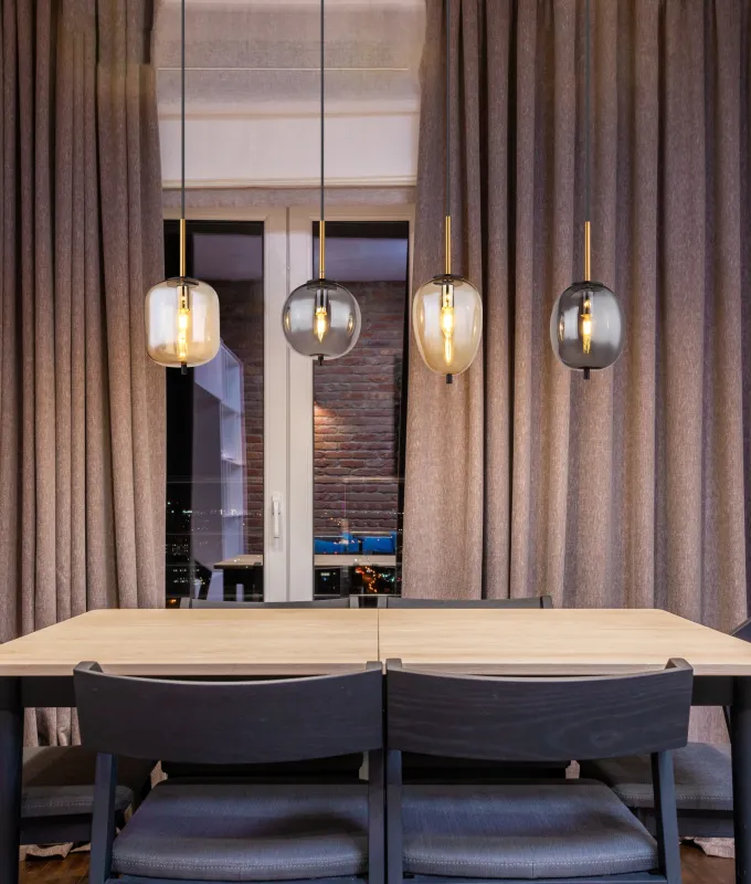 Blacky 110cm Ambre suspension De Globo Lighting - De fyra r&ouml;k- och amberf&auml;rgade glasgloberna i olika former h&auml;nger fr&aring;n en svart, rektangul&auml;r takplatta och kan justeras upp till 120 cm fr&aring;n taket.