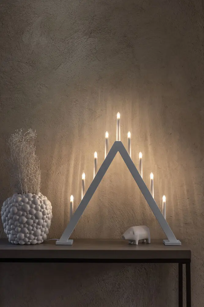 Candelabra 9 Lights Blanc De Konstsmide - Cr&eacute;ez une ambiance de No&euml;l &eacute;l&eacute;gante et moderne avec cet &eacute;l&eacute;gant bougeoir de l'Avent en bois laqu&eacute; blanc.