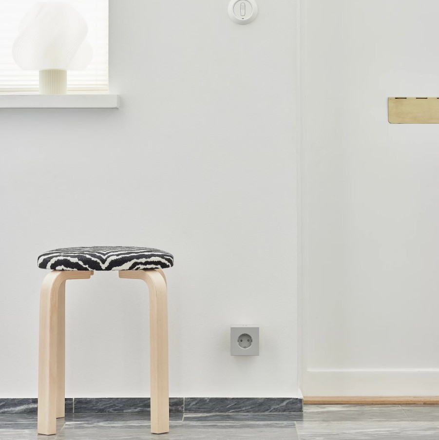 Square 2 Socket extender with 30W Dual USBC Gris De Avolt - Rallonge de prise d'Avolt au design &eacute;l&eacute;gant avec un cube en plastique recycl&eacute; et une plaque magn&eacute;tique sur le fond pour l'accrocher au mur.