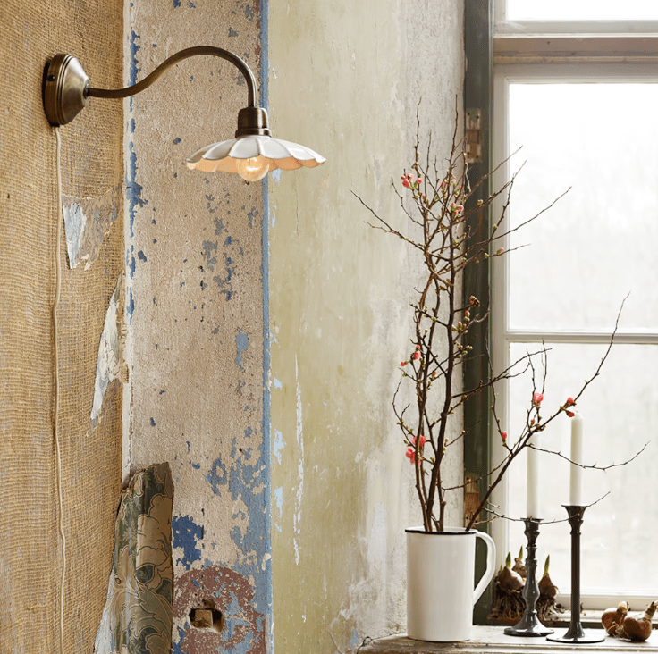 Gustav Ø20 Blanc/Laiton antique applique murale De Strömshaga - La lampe est fournie avec un câble textile beige de 1,5 m, un interrupteur et une prise.