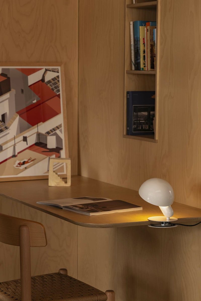 Bela 24cm Blanc lampe de bureau De Faro Barcelona - Gr&acirc;ce &agrave; son socle annulaire inclus, Bela se transforme rapidement en une &eacute;l&eacute;gante lampe de table.