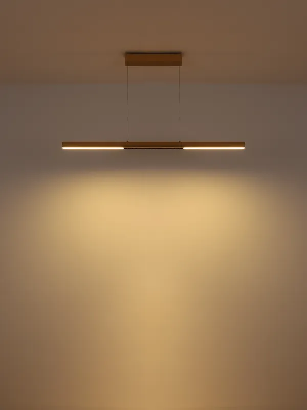 Cody 120cm Or suspension De Globo Lighting - Lampan &auml;r tillverkad av aluminium i en mattguld finish som ger ett elegant och tidl&ouml;st uttryck som smidigt sm&auml;lter in i olika inredningsstilar, perfekt f&ouml;r stora matbord eller k&ouml;ks&ouml;ar.