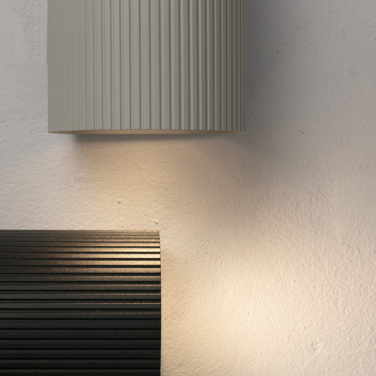 Sole 10cm Blanc rainuré applique murale De Faro Barcelona - Sole est une applique murale blanche compacte &agrave; la surface nervur&eacute;e qui apporte une &eacute;l&eacute;gance subtile &agrave; tout espace.