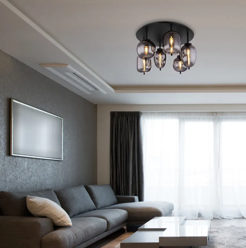 Blacky Ø63 Noir plafonnier De Globo Lighting - Lampan &auml;r utrustad med 6st r&ouml;kf&auml;rgade glaskupor i olika former, som h&auml;nger fr&aring;n taket p&aring; mattsvarta st&auml;nger f&auml;sta vid en matchande bas.