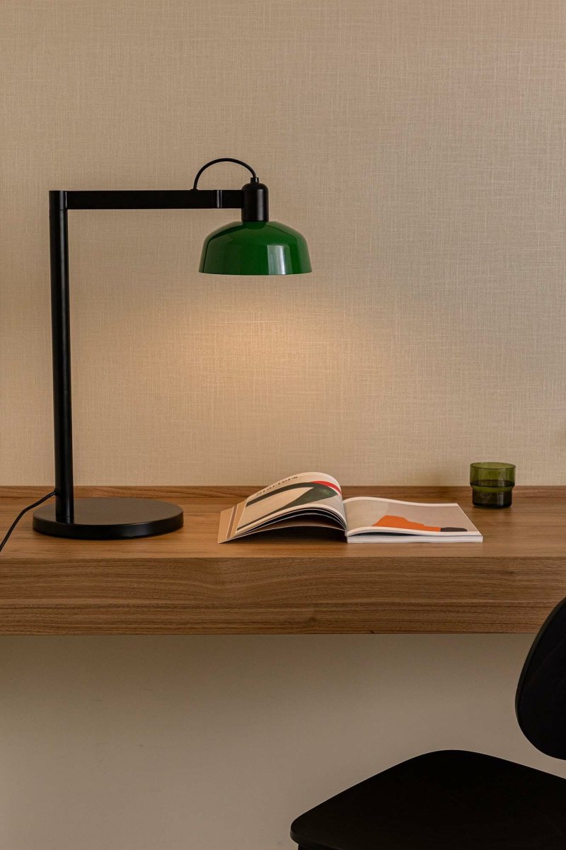 Tatawin 58cm Vert lampe de bureau De Faro Barcelona - Tatawin est une lampe de table &agrave; la structure noire et &agrave; l'abat-jour en m&eacute;tal vert qui diffuse une lumi&egrave;re directionnelle et focalis&eacute;e.