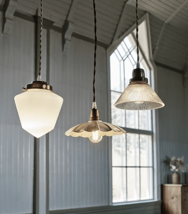 Gunilla Petit Ø16 Transparent lampe de fenêtre De Strömshaga - La lampe n'a pas de connexion au mur ou au plafond, vous pouvez donc décider à quoi vous souhaitez la connecter.