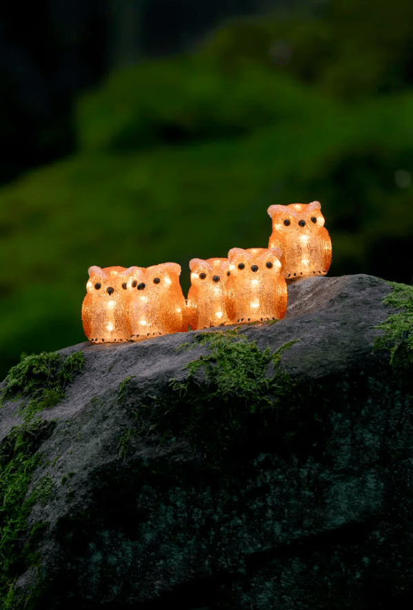 Famille De Chouettes 40 LED Orange De Konstsmide - Avec un espace d'un m&egrave;tre entre les hiboux, la lumi&egrave;re est parfaitement diffus&eacute;e, et le c&acirc;ble transparent et discret s'int&egrave;gre harmonieusement &agrave; l'environnement.