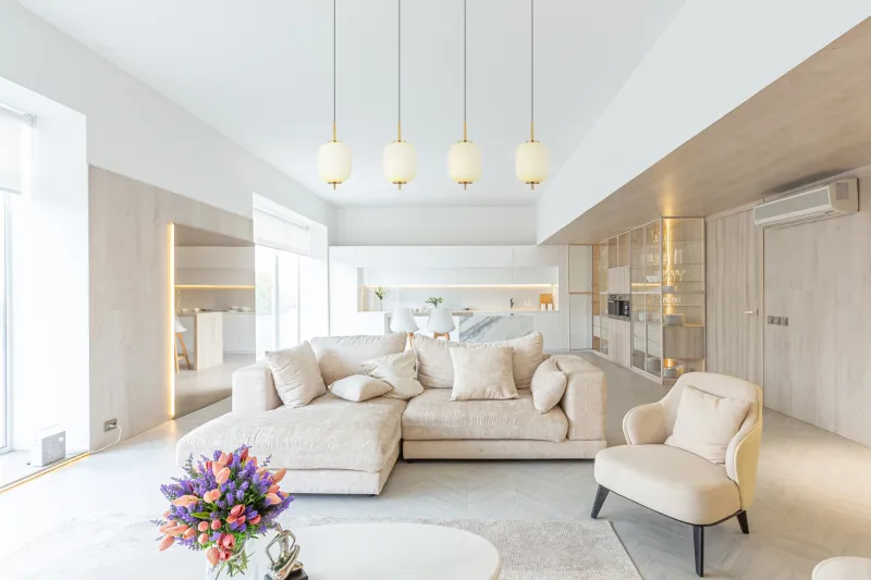 Ewald 95cm Laiton suspension De Globo Lighting - &nbsp;Lampan &auml;r tillverkad av en exklusiv kombination av m&auml;ssing, mattsvart metall och opalglas, vilket ger en sofistikerad och harmonisk k&auml;nsla.