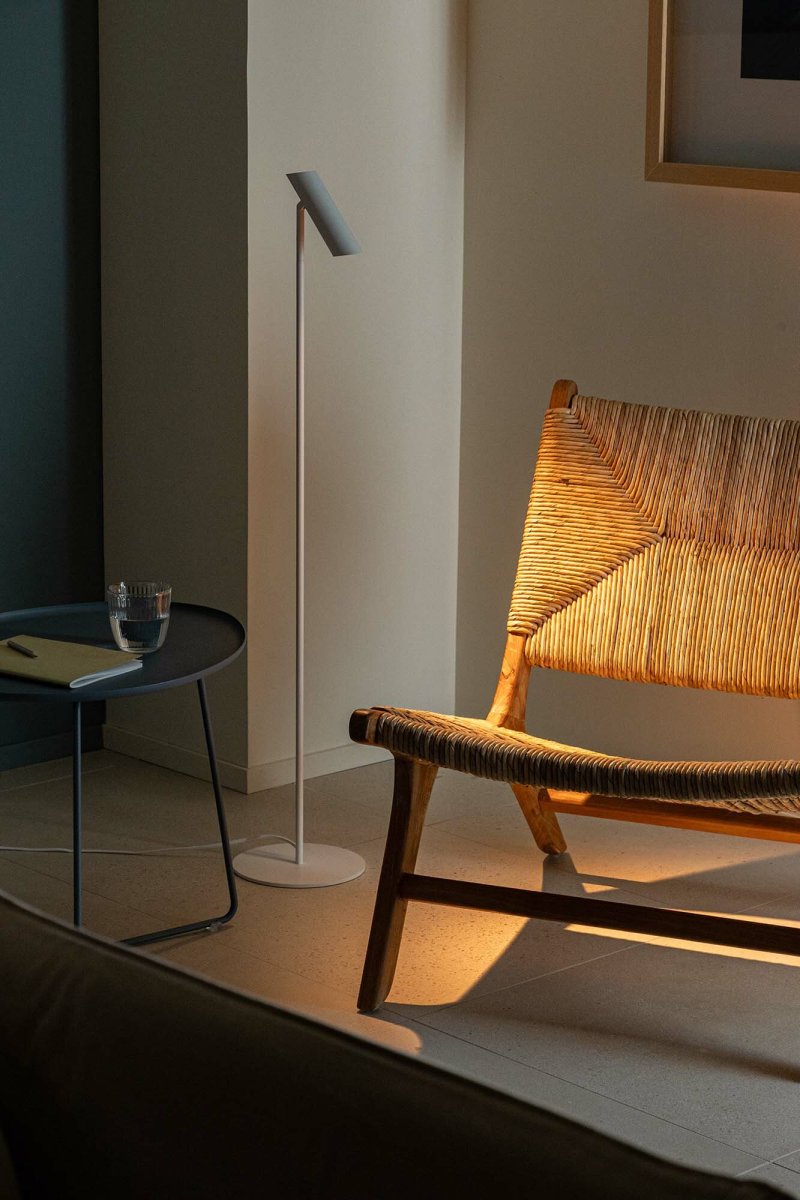 Leo Blanc lampadaire De Faro Barcelona - Il est fourni avec un c&acirc;ble de 200 cm, un interrupteur et une prise.