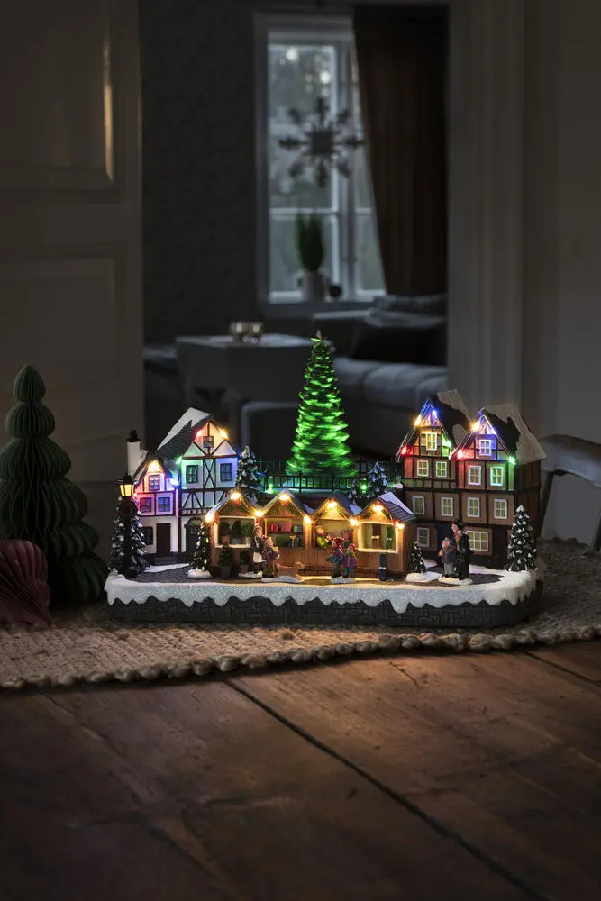 Décoration De Noël Mécanique Avec Marché De Noël 24cm Multicolore De Konstsmide - Avec 28 lumi&egrave;res LED blanc chaud, des maisons enneig&eacute;es, des &eacute;tals de march&eacute; color&eacute;s et un majestueux sapin de No&euml;l au centre, il diffuse &agrave; la fois lumi&egrave;re et musique.