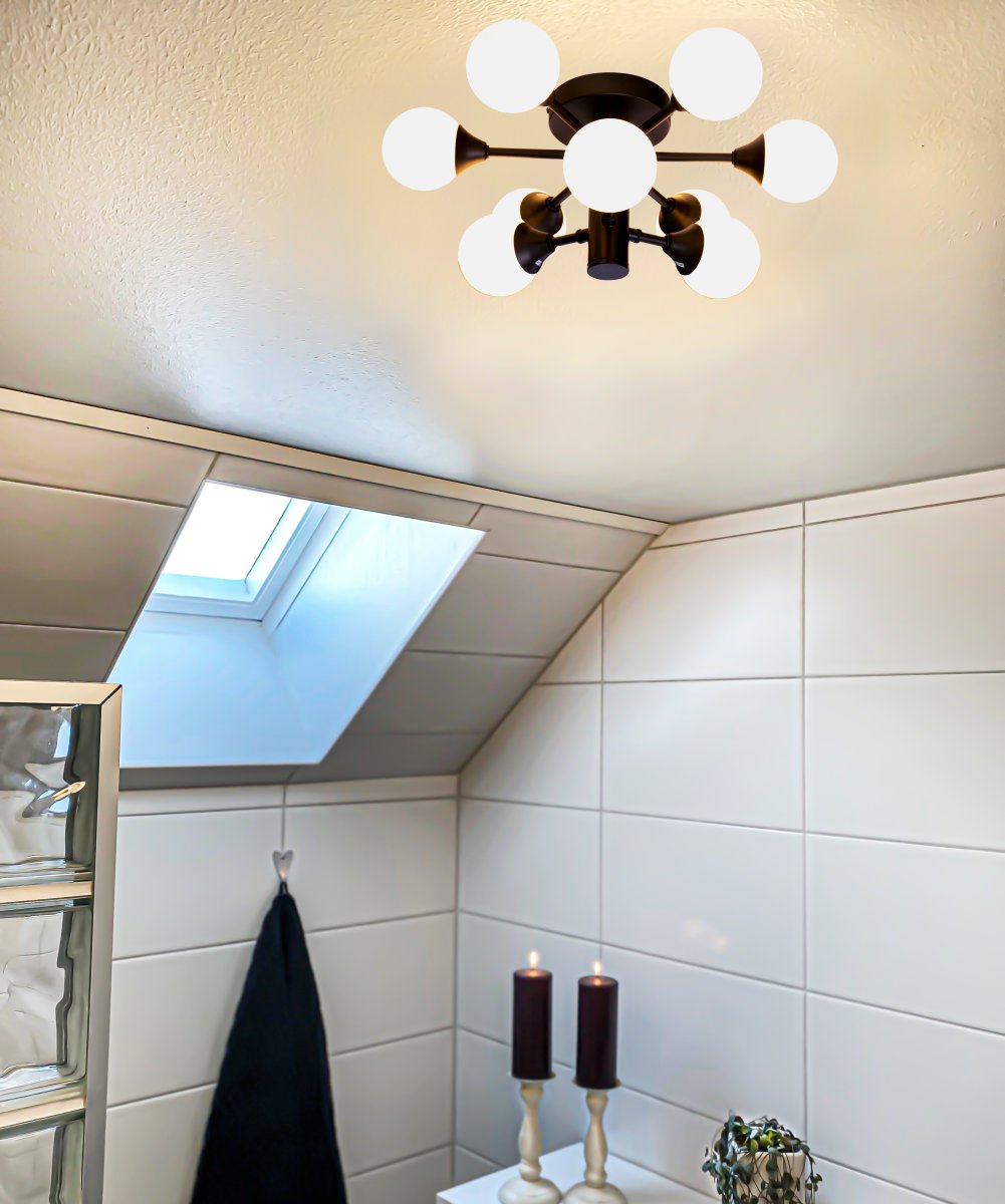 Cosmos Ø45 Noir lampe de salle de bain De Aneta Lighting - La lampe est dot&eacute;e de neuf abat-jour en verre blanc opale r&eacute;partis sur deux niveaux, cr&eacute;ant un design int&eacute;ressant et inhabituel.