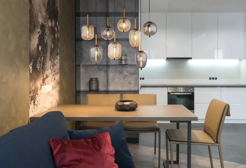 Blacky 102cm Ambre suspension De Globo Lighting - De &aring;tta r&ouml;k- och amberf&auml;rgade glasgloberna i olika former h&auml;nger fr&aring;n en svart, rektangul&auml;r takplatta och kan justeras upp till 120 cm fr&aring;n taket.