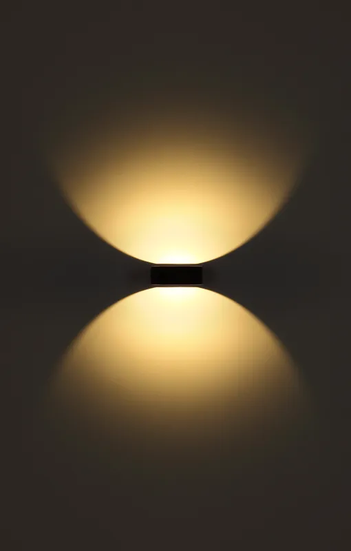 Slice Noir lampe d’extérieur De Globo Lighting - Med sin halvcirkelformade design i matt svart aluminium ger den ett elegant intryck samtidigt som den &auml;r v&auml;dert&aring;lig.