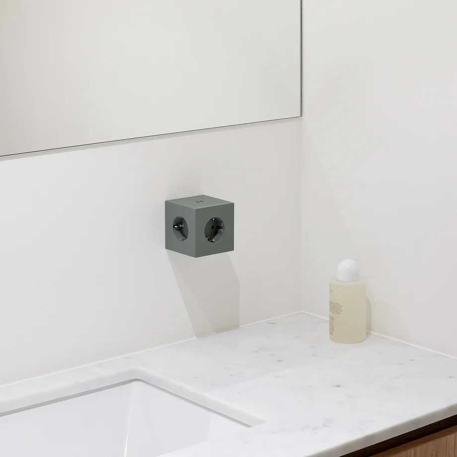 Square 2 Socket extender with 30W Dual USBC Vert De Avolt - Rallonge de prise d'Avolt au design &eacute;l&eacute;gant avec un cube en plastique recycl&eacute; et une plaque magn&eacute;tique sur le fond pour l'accrocher au mur.