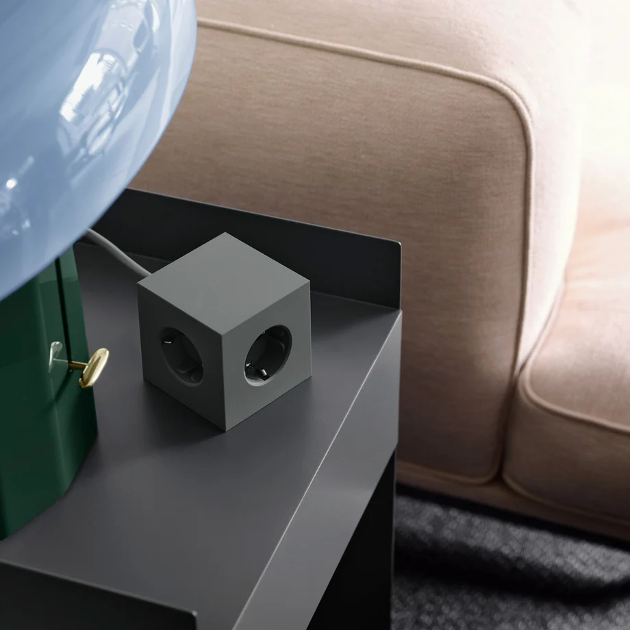 Square 1 with 30W Dual USBC & Magnetic base, 3m Vert De Avolt - Multiprise au design &eacute;l&eacute;gant d'Avolt avec un long c&acirc;ble en PVC, un cube en plastique recycl&eacute; et une plaque magn&eacute;tique sur le fond pour l'accrocher au mur.