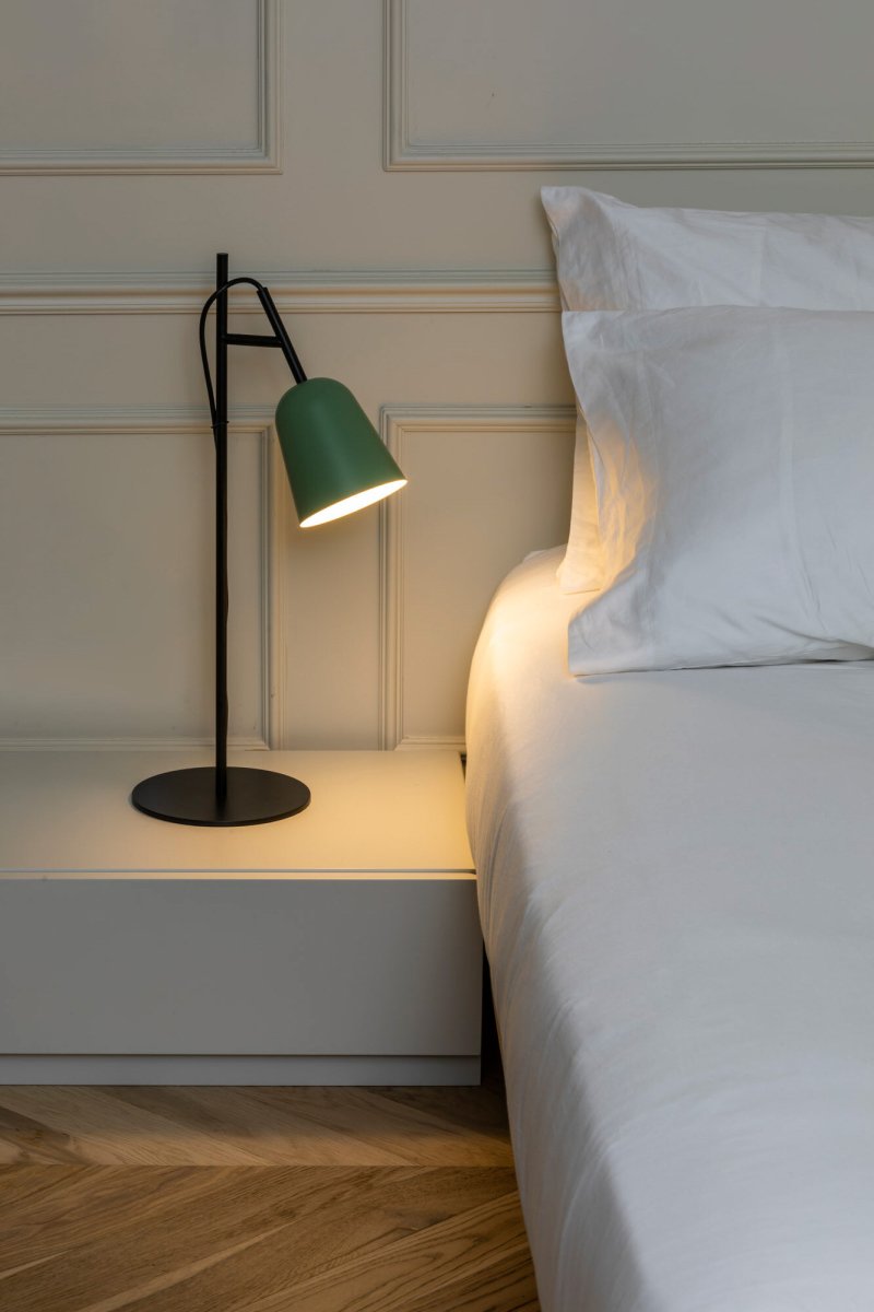 Studio 55cm Vert lampe de bureau De Faro Barcelona - Son serre-c&acirc;ble d&eacute;coratif en forme de branche lui conf&egrave;re une touche unique et de caract&egrave;re.