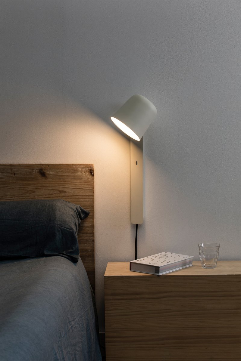 Tila 46cm Blanc lampe de lecture De Faro Barcelona - Tila est une &eacute;l&eacute;gante applique murale sign&eacute;e Estudi Ribaudia, id&eacute;ale pour les chambres et les coins lecture.
