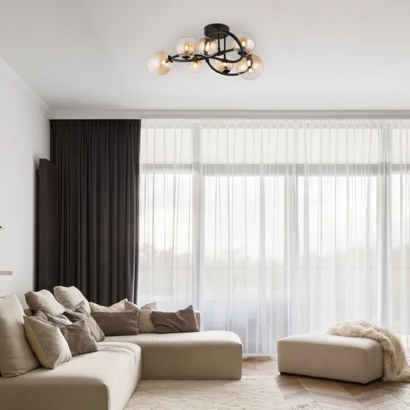 Tuberius Ø62 Ambre plafonnier De Globo Lighting - Lampan &auml;r tillverkad av mattsvart metall och &auml;r smyckad med 7st glas i en&nbsp;mjuk b&auml;rnstensf&auml;rgad ton, vilket skapar en st&auml;mningsfull ljusspridning.