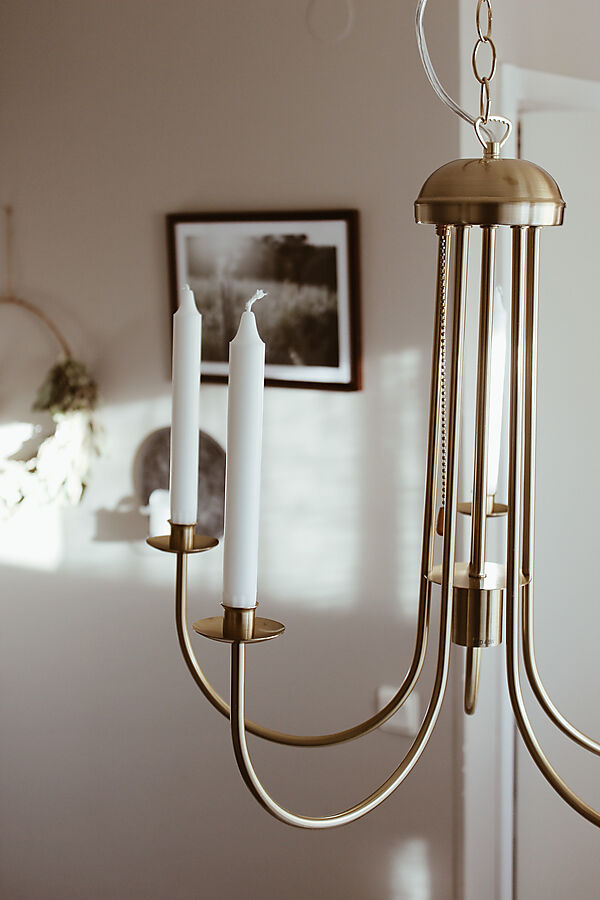 Jubilee Ø55 Laiton mat suspension De Aneta Lighting - Le design élégant avec espace pour les bougies diffuse une lumière chaleureuse et invitante et devient également un bel élément décoratif à l'intérieur.
