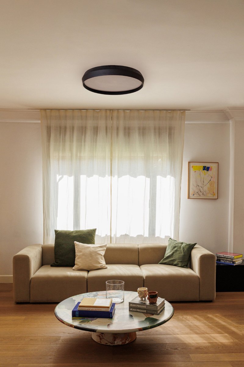 Shoku Ø60 Noir plafonnier De Faro Barcelona - Sa finition noire et son design sophistiqu&eacute; font de Shoku un choix &eacute;l&eacute;gant pour les environnements modernes.