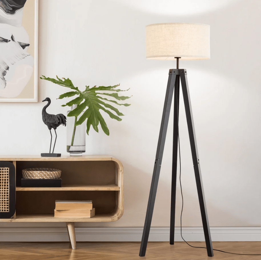 Holbrook Noir lampadaire De Brilliant - Ses pieds en bois noir et son abat-jour en tissu beige cr&eacute;ent une ambiance chaleureuse.
