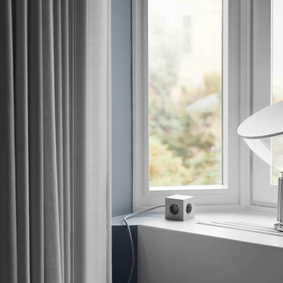 Square 1 with 30W Dual USBC & Magnetic base, 3m Gris De Avolt - Multiprise au design &eacute;l&eacute;gant d'Avolt avec un long c&acirc;ble en PVC, un cube en plastique recycl&eacute; et une plaque magn&eacute;tique sur le fond pour l'accrocher au mur.