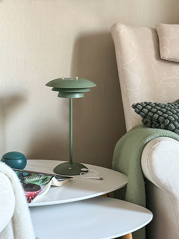 Epsilon 37cm Vert portable De Aneta Lighting - Epsilon est une &eacute;l&eacute;gante lampe de table d'int&eacute;rieur portable au design intemporel, dot&eacute;e d'un variateur tactile discr&egrave;tement fix&eacute; sur sa base.