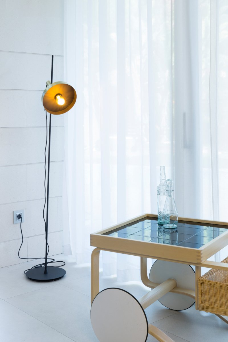 Whizz Or lampadaire De Faro Barcelona - Id&eacute;al pour un &eacute;clairage d'ambiance dans un salon, un bureau ou un coin d&eacute;tente, Whizz fait partie d'une s&eacute;rie de luminaires design, id&eacute;ale pour des projets de d&eacute;coration int&eacute;rieure sophistiqu&eacute;s.