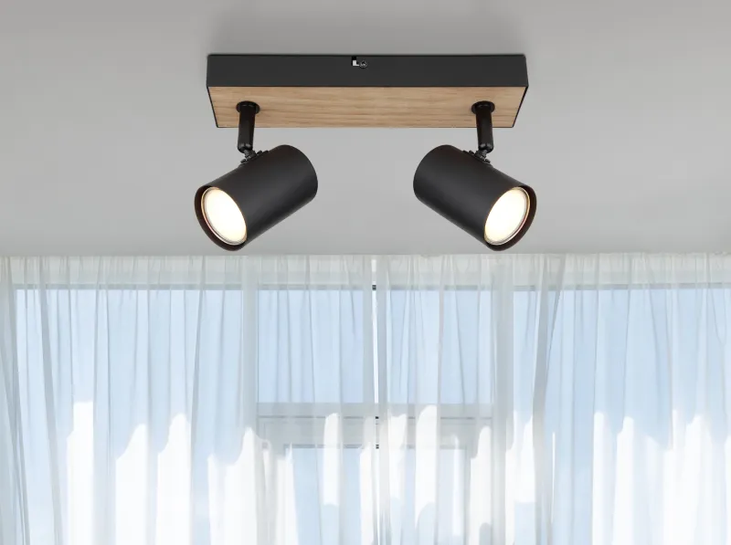 Robby 2 Nature spot De Globo Lighting - Robby &auml;r en&nbsp;stilren&nbsp;takspotlight som imponerar med sin eleganta design i mattsvart metall och MDF i tr&auml;-look.