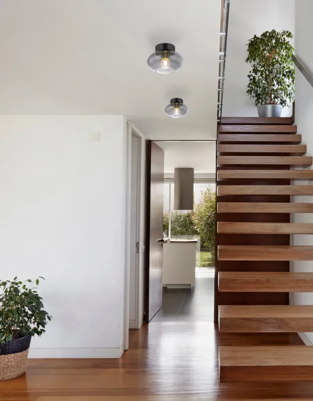 Shaun Ø18 Couleur fumée plafonnier De Globo Lighting - Lampan &auml;r tillverkad av mattsvart metall och &auml;r smyckad med en oval sk&auml;rm i r&ouml;kf&auml;rgat glas.