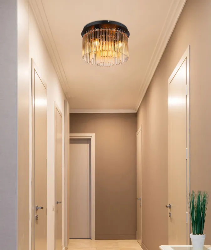 Gorley Ø32 Ambre plafonnier De Globo Lighting - Dess design imponerar med en stilfull kombination av mattsvart metall och dekorativa stavar i klart och amberf&auml;rgat glas.